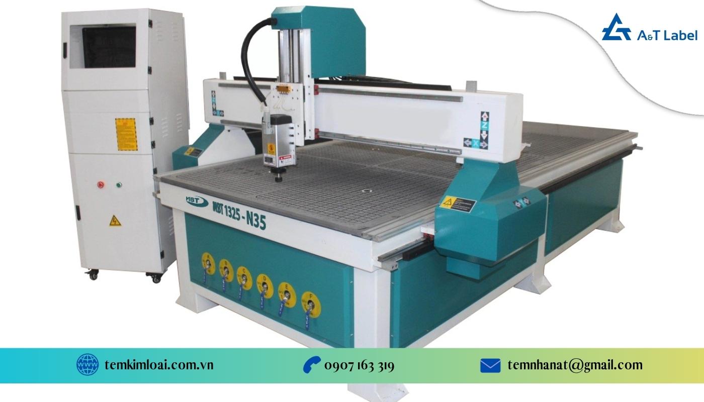 Máy cắt gọt kim loại CNC