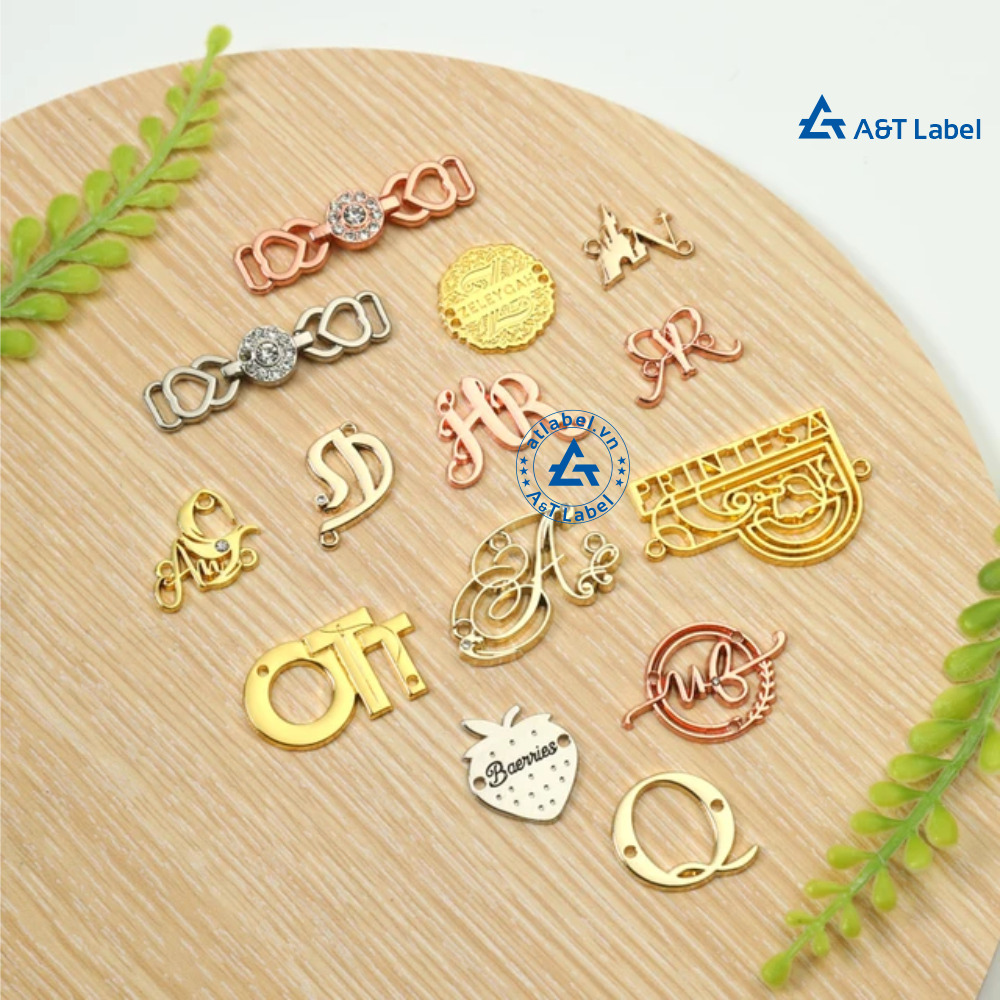 Tem thời trang gắn quần áo và phụ kiện