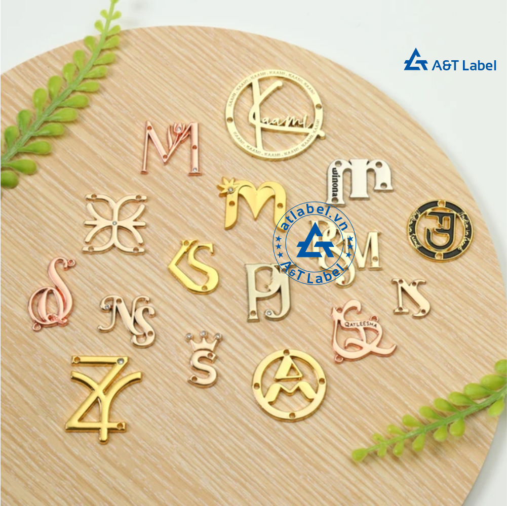 Tem gắn đồ thời trang bằng kim loại