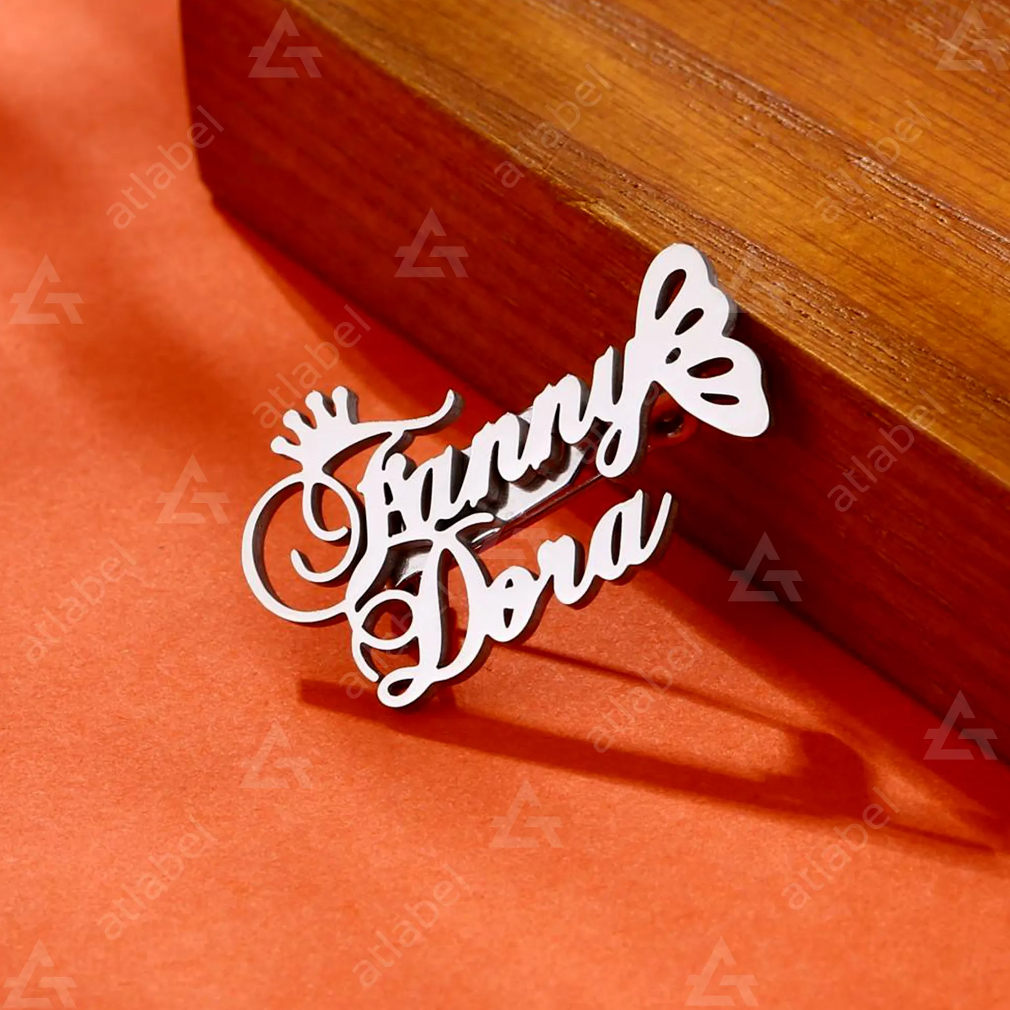 Những ưu điểm vượt trội trên tem nhãn kim loại thời trang